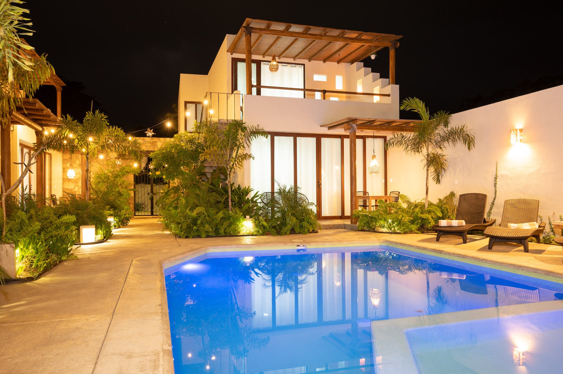 Villas las Bonitas at night